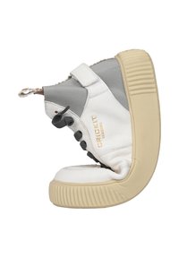 Sneaker bianca in pelle con accenti in tessuto grigio, una spessa suola in gomma beige, lacci neri e una cinghia a strappo per la chiusura.