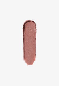 Kreeminen mauve huulipuna, jossa on sileä rakenne ja kiiltävä pinta. Väri on hillitty vaaleanpunaisen ruskean sävy, levitetty valkoiselle taustalle.