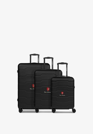 Schwarz glänzendes Hartschalen-Gepäckset mit drei Größen. Mit horizontalen Rillen, ausziehbaren Griffen und vier Rollen. Logo in Rot und Grün.