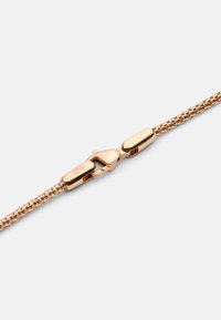 Bracciale in oro rosa con un design a catena intrecciata, chiusura a moschettone sicura e dettagli lucidi per un tocco di eleganza.