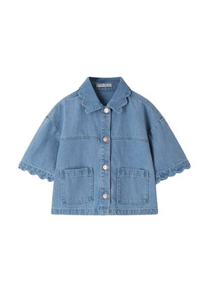 Veste en denim bleu à manches courtes avec bords festonnés au col et aux manches, fermeture à boutons sur le devant, et deux poches plaquées devant.