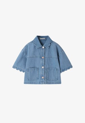 Veste en denim bleu à manches courtes avec bords festonnés au col et aux manches, fermeture à boutons sur le devant, et deux poches plaquées devant.