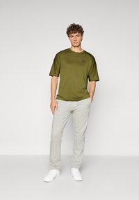 Champion C-TECH khaki