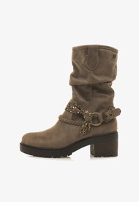 Seleccionado, marron