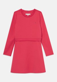 Ilgi piedurkņu kleita spilgti rozā kokvilnā ar apaļu kakla izgriezumu, savilkta jostasvieta un neliela logo detaļa priekšpusē.