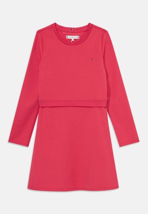 Šaty s dlhými rukávmi v žiarivo ružovej bavlne s okrúhlym výstrihom, nariadeným pásom a malým logom na prednej strane.