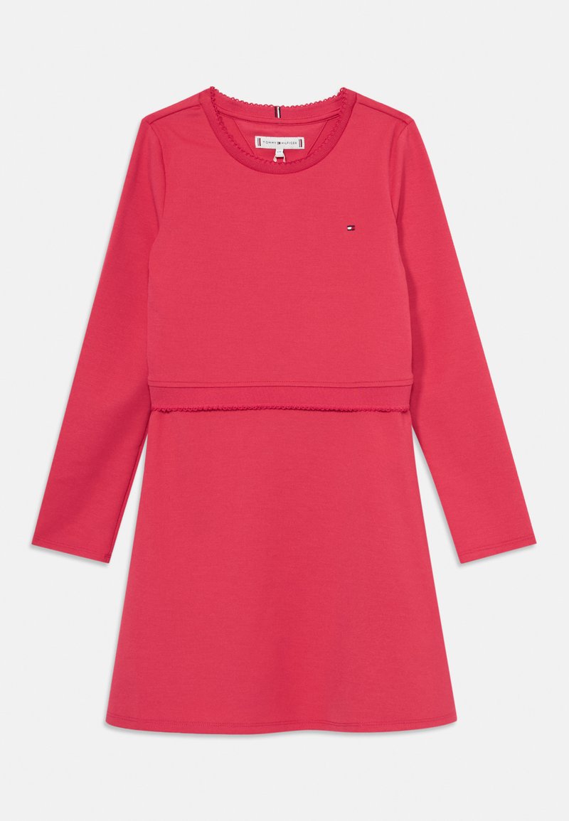 Ilgi piedurkņu kleita spilgti rozā kokvilnā ar apaļu kakla izgriezumu, savilkta jostasvieta un neliela logo detaļa priekšpusē.