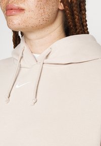 Nike Sportswear Sweatshirt com capuz - sanddrift/white