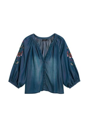 Blouse en denim bleu avec col en V, boutonnage sur le devant et manches 3/4 ballon ornées de broderies florales colorées sur les manches.