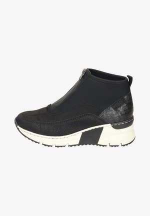 Bottines noires avec un mélange de matériaux texturés, y compris du daim et des finitions lisses. Présente une fermeture éclair sur le côté et une semelle blanche épaisse.