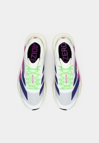 Bijele trkačke tenisice s ljubičastim i mornarskim plavim prugama, neonsko zelenim vezicama, gornjim dijelom od mrežaste tkanine i mekanim potplatom. "ADIZERO" logo u ružičastoj boji na jeziku.