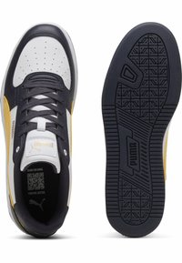 Sorte, hvide og gule syntetiske sneakers med en glat finish. Har rund tå, perforeret tunge og struktureret gummisål.