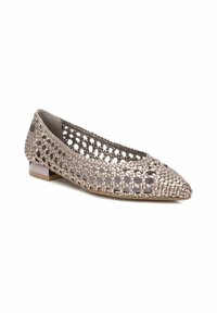 Zapato plano de punta afilada con empeine metálico trenzado, de color beige, que cuenta con un pequeño tacón block y un diseño de tejido abierto para mayor transpirabilidad.