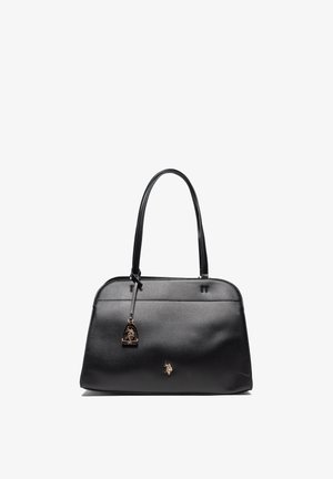 Schwarze Lederhandtasche mit zwei Schulterriemen und einem kleinen goldenen Emblem und Anhänger vorne vor weißem Hintergrund.
