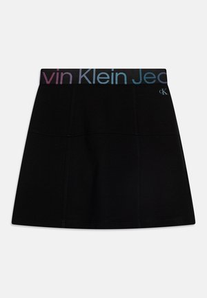 Czarna mini spódnica z szerokim elastycznym pasem z wielokolorowym logo Calvin Klein Jeans oraz małym monogramem "CK" z przodu.