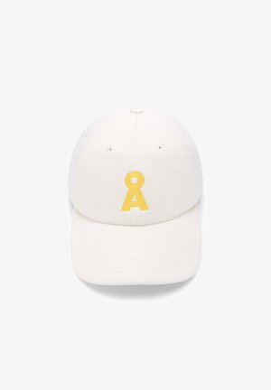 Witte baseballpet met een gele geborduurde gestileerde letter "Å" centraal op het voorpaneel, op een eenvoudige witte achtergrond.