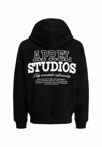 Schwarzer Kapuzenpullover mit weißem Text auf der Rückseite, einschließlich "APREL STUDIOS" und weiteren Details zur Handwerkskunst. Weicher, texturierter Stoff.