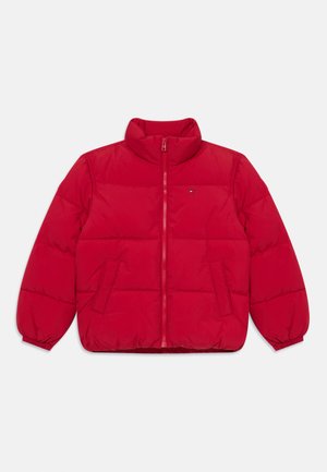 Rode pufferjack met een hoge kraag, ritssluiting, twee zijzakken, elastische manchetten en een logo detail op de borst. Glad stoftextuur.