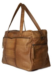 Brązowa skórzana torba typu tote z podwójnymi ramiączkami na ramię, zamykaną główną komorą oraz przednią kieszenią; teksturowana powierzchnia i przeszycia.