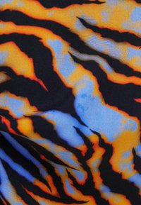Tkanina o czarnym tle z pomarańczowymi, niebieskimi i szarymi wzorami w paski tygrysa, charakteryzująca się gładką, lekką fakturą.