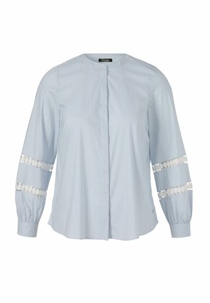 Hellblaue gestreifte Langarmbluse mit Rundhalsausschnitt, Knopfleiste vorne und dekorativen weißen, runden Spitzenbändern an den Ärmeln.