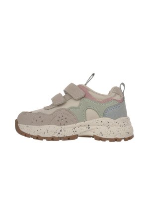 Baskets pour enfants beiges avec des accents en daim vert, rose et bleu, semelle épaisse tachetée et deux bandes velcro sur fond blanc.