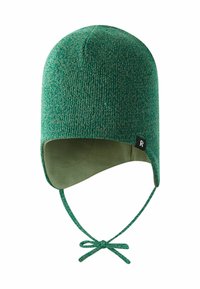 Zielona, dziergana czapka o bezszwowym wzorze, z uszami i wiązaniem. Wykonana z miękkiego materiału o teksturowanym wzorze.