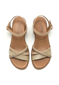 Braune Sandalen mit gepolsterter Fußbett, ausgestattet mit Kreuzriemen aus beigem und metallisch goldenem Material sowie einer Schnalle zur Anpassung.
