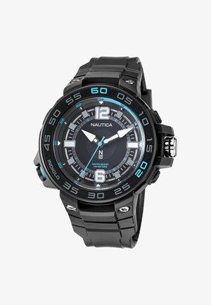 Reloj de pulsera de plástico negro con una cara redonda, acentos azules, grandes números luminosos en las posiciones 12 y 6, y una correa texturizada. Resistente al agua hasta 100 metros.