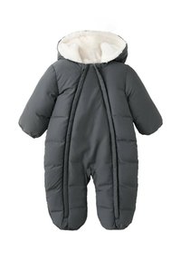 Mono de nieve gris tipo abrigo con forro de capucha blanco esponjoso, mangas largas y diseño acolchado. Cierre de cremallera en la parte delantera para facilitar su puesta.