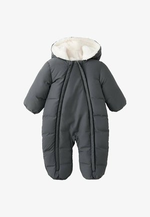 Mono de nieve gris tipo abrigo con forro de capucha blanco esponjoso, mangas largas y diseño acolchado. Cierre de cremallera en la parte delantera para facilitar su puesta.