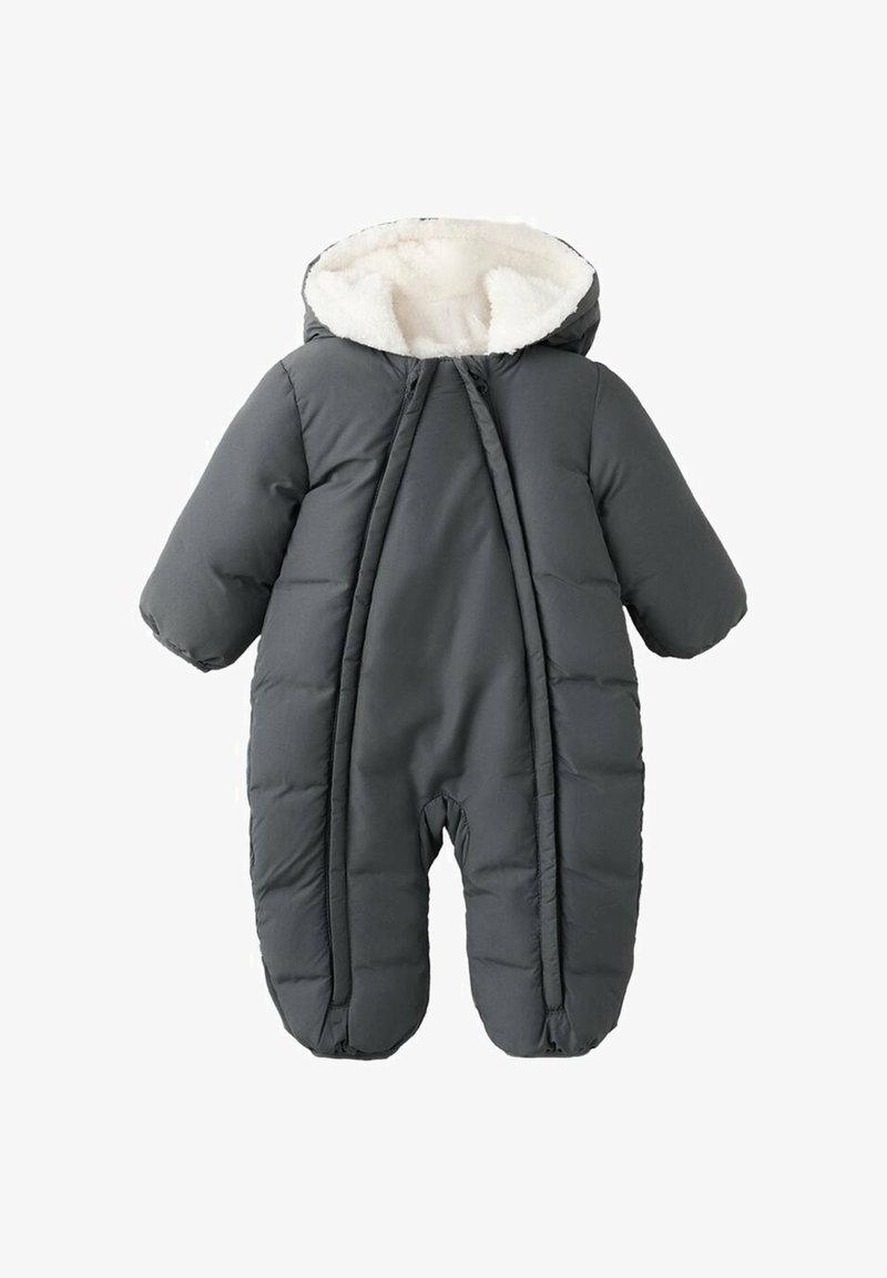 Mono de nieve gris tipo abrigo con forro de capucha blanco esponjoso, mangas largas y diseño acolchado. Cierre de cremallera en la parte delantera para facilitar su puesta.