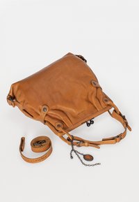 Borsa a spalla in pelle marrone con superficie texture, caratterizzata da dettagli metallici, una tracolla rimovibile e chiusura con zip.