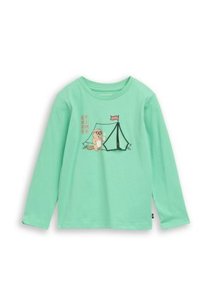 Hellgrünes Langarmshirt mit einem Biber, der eine Tasse neben einem Zelt hält, und den Worten "Good Time" auf der Vorderseite.