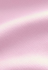 Lichtroze stof met een fijne, gestructureerde weefsel, met subtiele rek en een glad oppervlak. Ideaal voor kleding of accessoires.