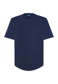 Tumši zils īsām piedurknēm T-krekls no kokvilnas, ar reljefa logotipa detaļu un noapaļotu apakšmali. Vienkāršs dizains ar brīvu piegriezumu.