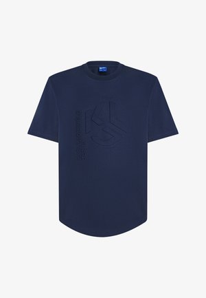Tricou din bumbac cu mânecă scurtă, de culoare albastru marin, cu detalii cu logo embosat și o margine rotunjită. Design simplu, cu o croială lejeră.
