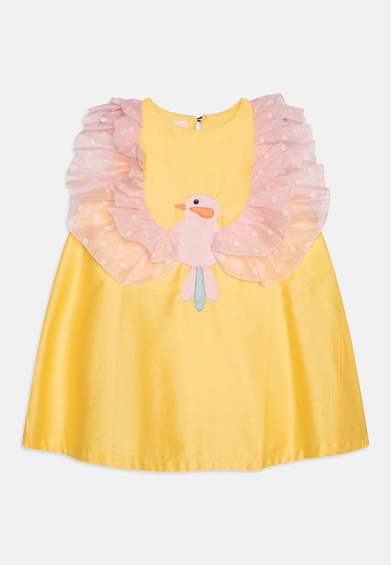 Robe jaune avec un col à volants à pois roses et un motif d'oiseau appliqué sur le devant. Tissu lisse avec une forme ample et évasée.