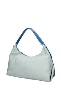 Kabelka typu hobo v světle tyrkysové kůži s modrým koženým popruhem. Má zipové otevírání a zakřivený tvar, který ukazuje strukturovaný povrch.