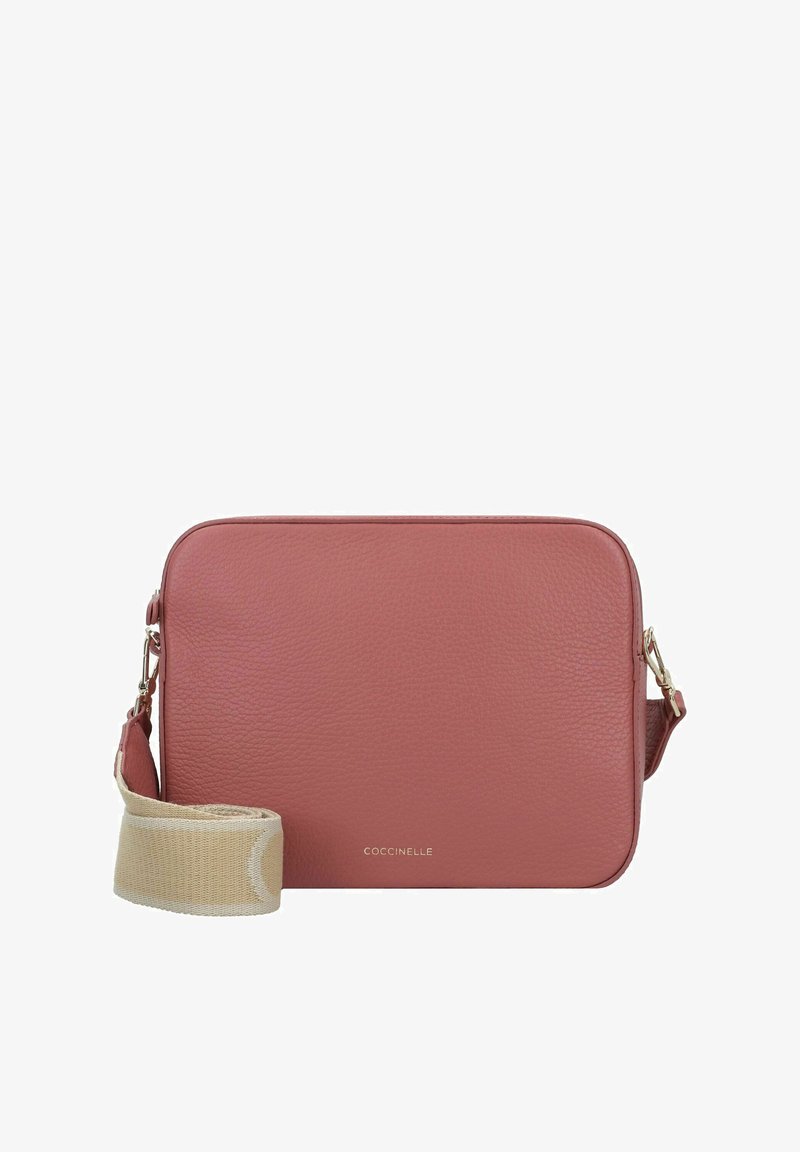 Sac en cuir rose rectangular à bandoulière, avec une finition texturée, arborant un logo doré et une sangle en tissu beige.