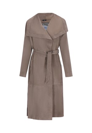 Lang taupe trenchcoat med bred krave, bælte om taljen og sidelommer. Lavet af glat stof med en struktureret overflade.