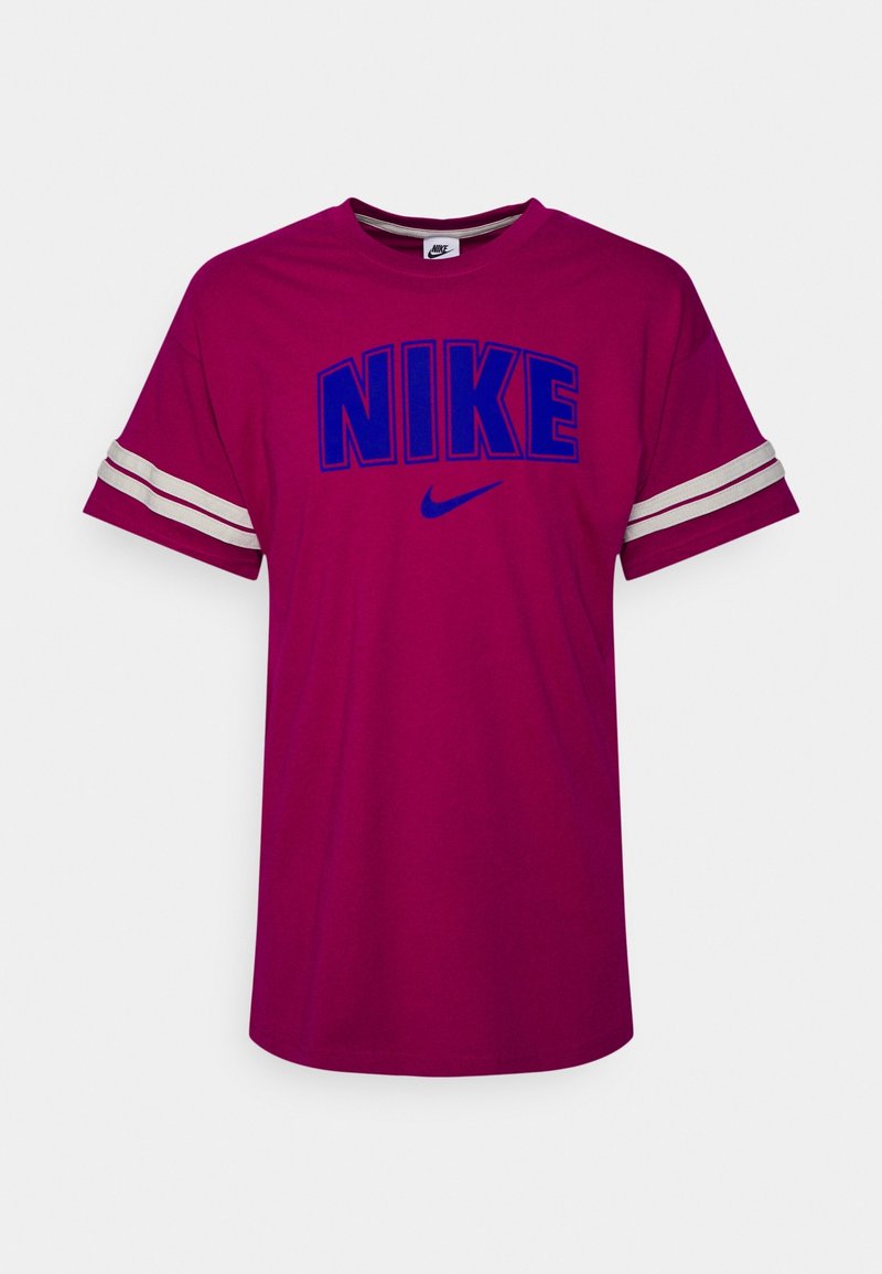 Fuchsiové tričko s velkým modrým logem "NIKE", bílými pruhy na rukávech, kulatým výstřihem a volným střihem.