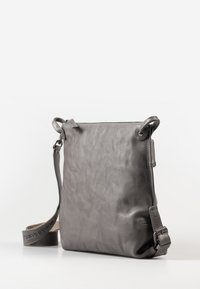 Grau lederne Handtasche mit weicher Textur, rechteckiger Form, verstellbarem Trageriemen und seitlichem Reißverschlussdetail. Sauberes, modernes Design.
