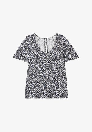 Blusa de manga corta en tela azul marino con un patrón floral en blanco y azul claro. Presenta un escote en V y un detalle de abertura en la espalda.