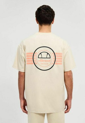 Beige T-Shirt mit kurzen Ärmeln, das auf der Rückseite ein schwarzes und pfirsichfarbenes Logodesign aufweist, mit horizontalen Streifen und einer weichen, glatten Textur.