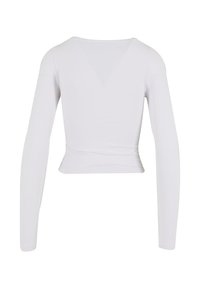 Hvit langermet crop-top med en tettsittende design, med bred hals og subtil søm i midjen, laget av et glatt, elastisk materiale.