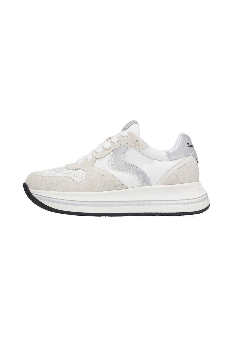 Des chaussures de sport blanches et grises en suède et en maille, avec une semelle texturée, des lacets et un détail de logo bien visible sur le côté.
