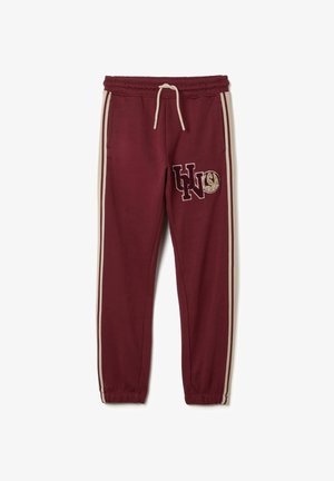 Pantalones de chándal burdeos con franjas laterales blancas, cinturilla elástica, cordón y detalle de logotipo bordado en el muslo.