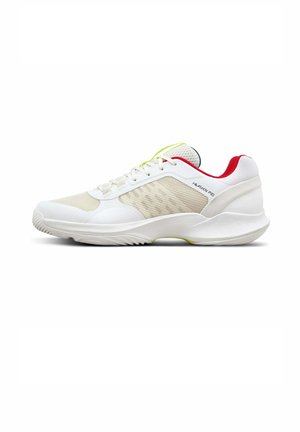 Zapato deportivo blanco y beige con laterales de malla, suela gruesa, forro interior rojo y texto "HURAKN PRO" en el lateral.