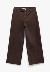 Jeans anchos de color marrón hechos de una resistente tela de algodón, con cierre de botón en la parte delantera, dobladillo sin terminar y un diseño relajado de pierna recta.